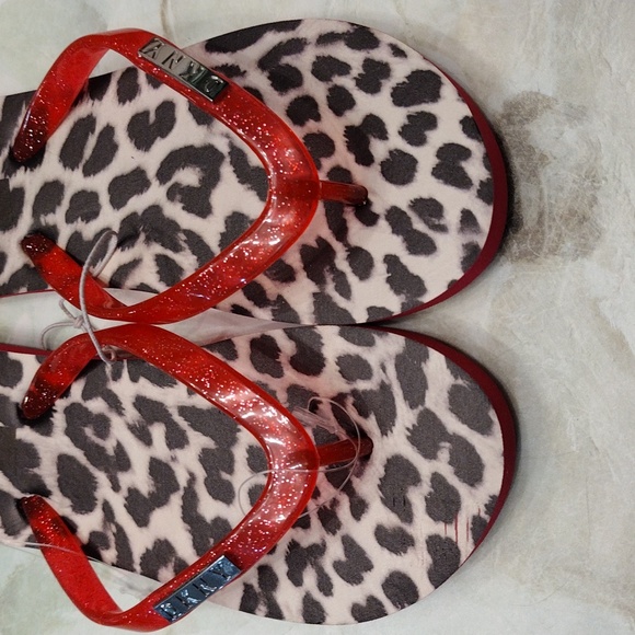NWT DKNY Red Cheetah Print Flip Flops - Picture 4 of 9